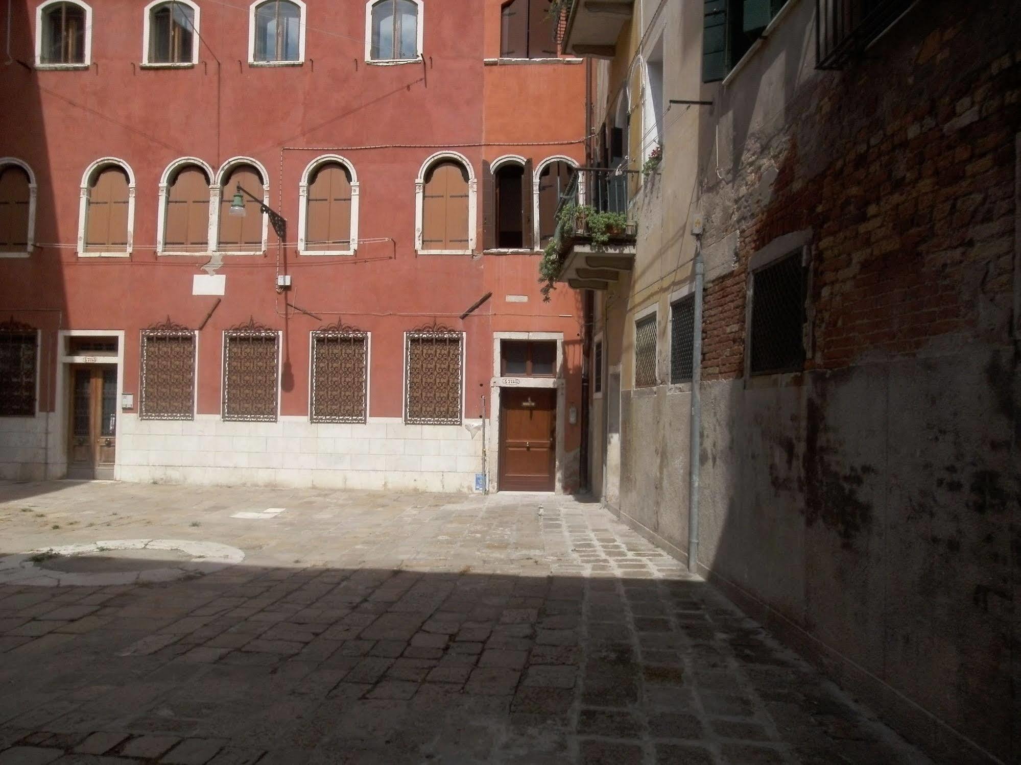 Sweet Venice - Checkin At "Alloggi Ss Giovanni E Paolo" Venesia Bagian luar foto